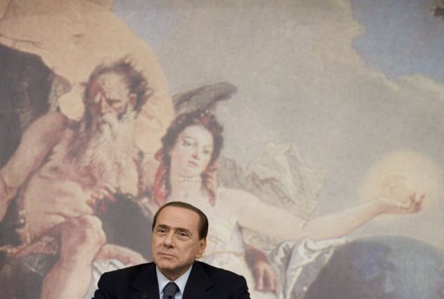 Με ένα ξίφος και ένα βάζο έφυγε από το Παλάτσο Κίτζι ο Σίλβιο Μπερλουσκόνι