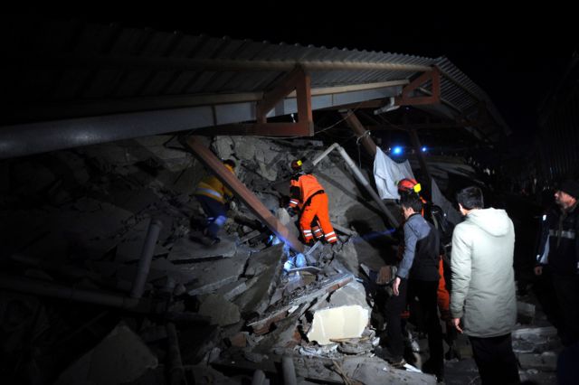 Σεισμός 5,7 Ρίχτερ στην ανατολική Τουρκία, νεκροί και παγιδευμένοι στα ερείπια