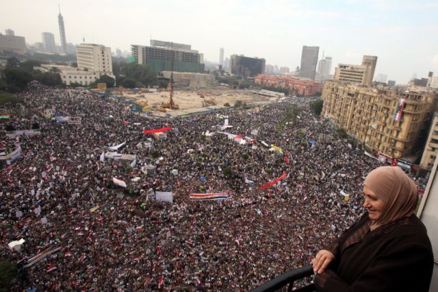 Στην πλατεία Ταχρίρ ξανά οι Αιγύπτιοι, αντιδρώντας σε ενίσχυση του ρόλου του Στρατού