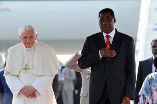 Να μην ακούν τις σειρήνες της αγοράς ζητά από τα αφρικανικά κράτη ο Πάπας Βενέδικτος