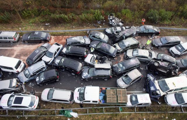 Καραμπόλα 52 οχημάτων στη Γερμανία με τρεις νεκρούς και δεκάδες τραυματίες