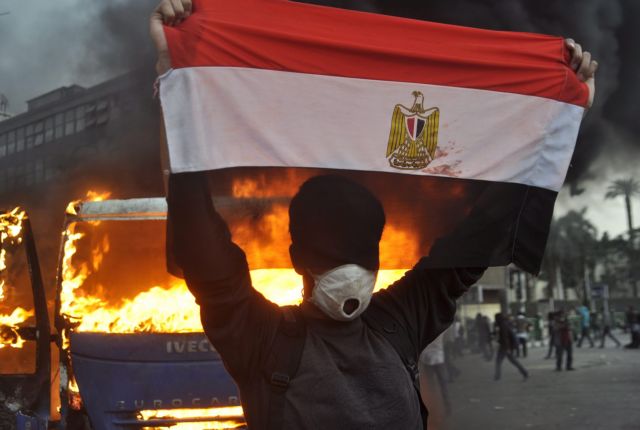 Αιματηρές συγκρούσεις διαδηλωτών και αστυνομικών στην Αίγυπτο