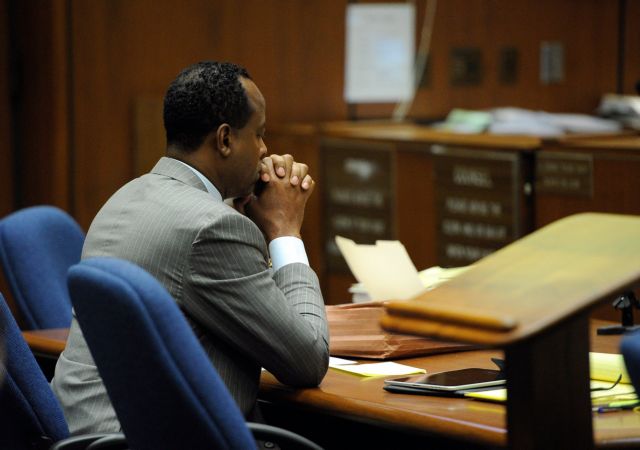 Σε τέσσερα χρόνια φυλάκιση καταδικάστηκε ο γιατρός του Μάικλ Τζάκσον