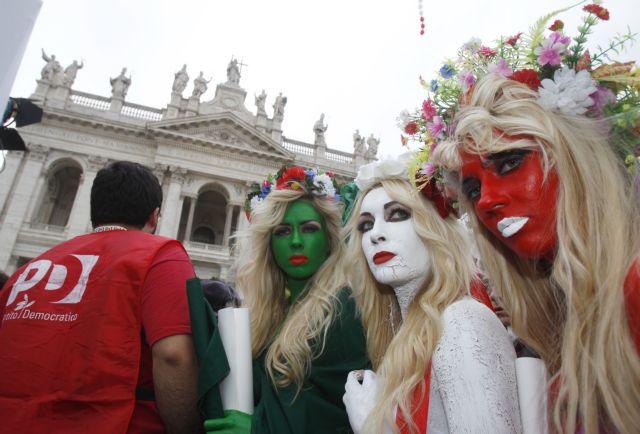 Πολυπληθής διαδηλώση της αντιπολίτευσης κατά του Μπερλουσκόνι στη Ρώμη