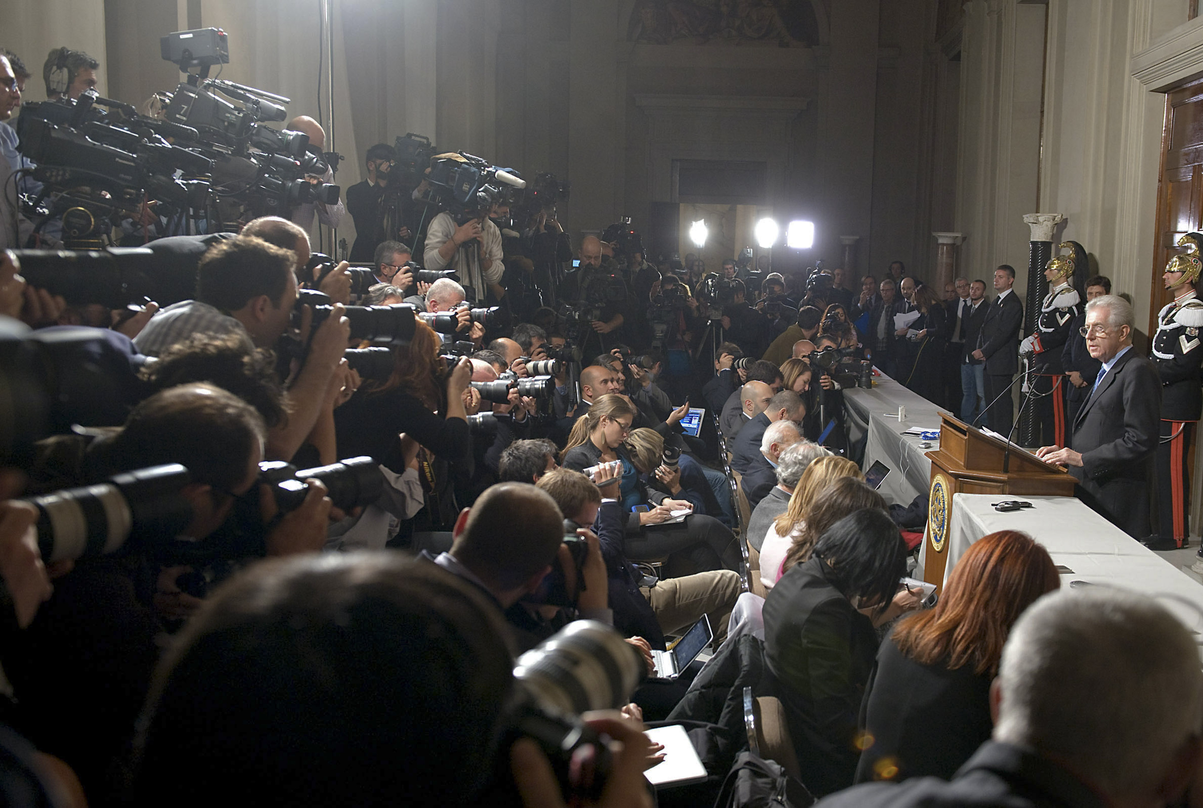 Σε αναζήτηση υπουργών στην Ιταλία ο Μάριο Μόντι