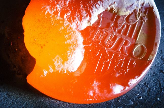 Oικονομικός Αρμαγεδδώνας θα σαρώσει την Ευρωζώνη, προβλέπουν τα ξένα ΜΜΕ