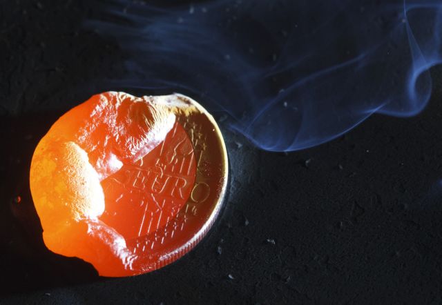 Yποβάθμιση οκτώ ιταλικών τραπεζών από την Fitch