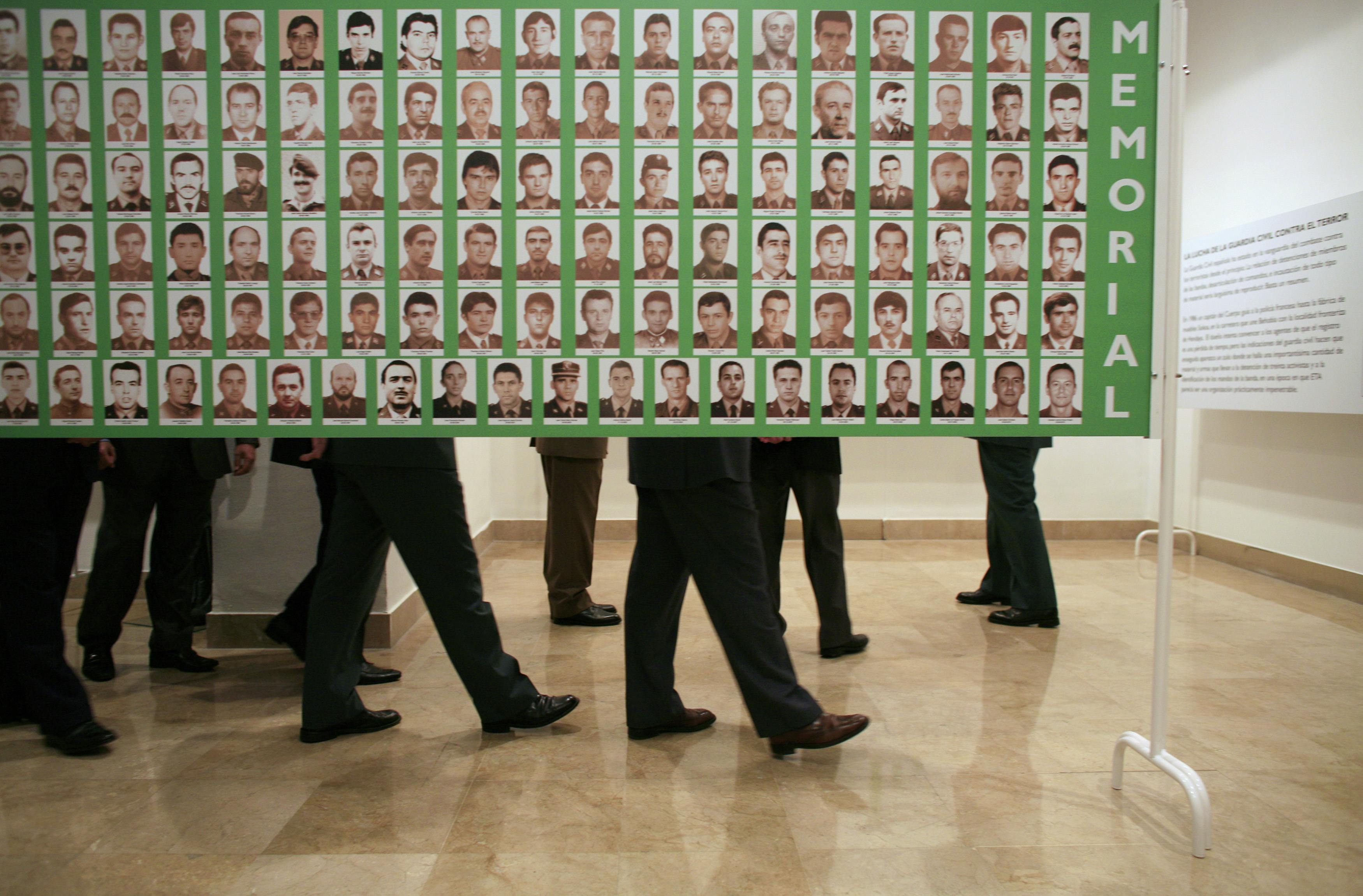 Η βασκική ΕΤΑ με το όπλο δίπλα στην κάλπη