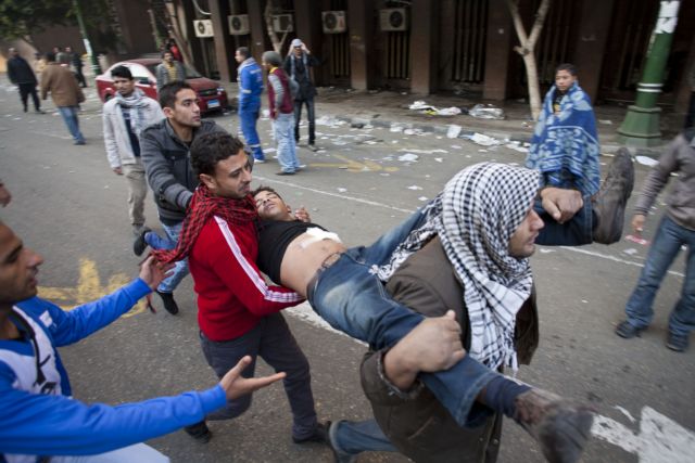 Αιματηρές συγκρούσεις μεταξύ διαδηλωτών και αστυνομίας στο Κάιρο
