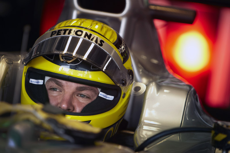 Ο Nico Rosberg ανάμεσα στις Mercedes GP και Ferrari