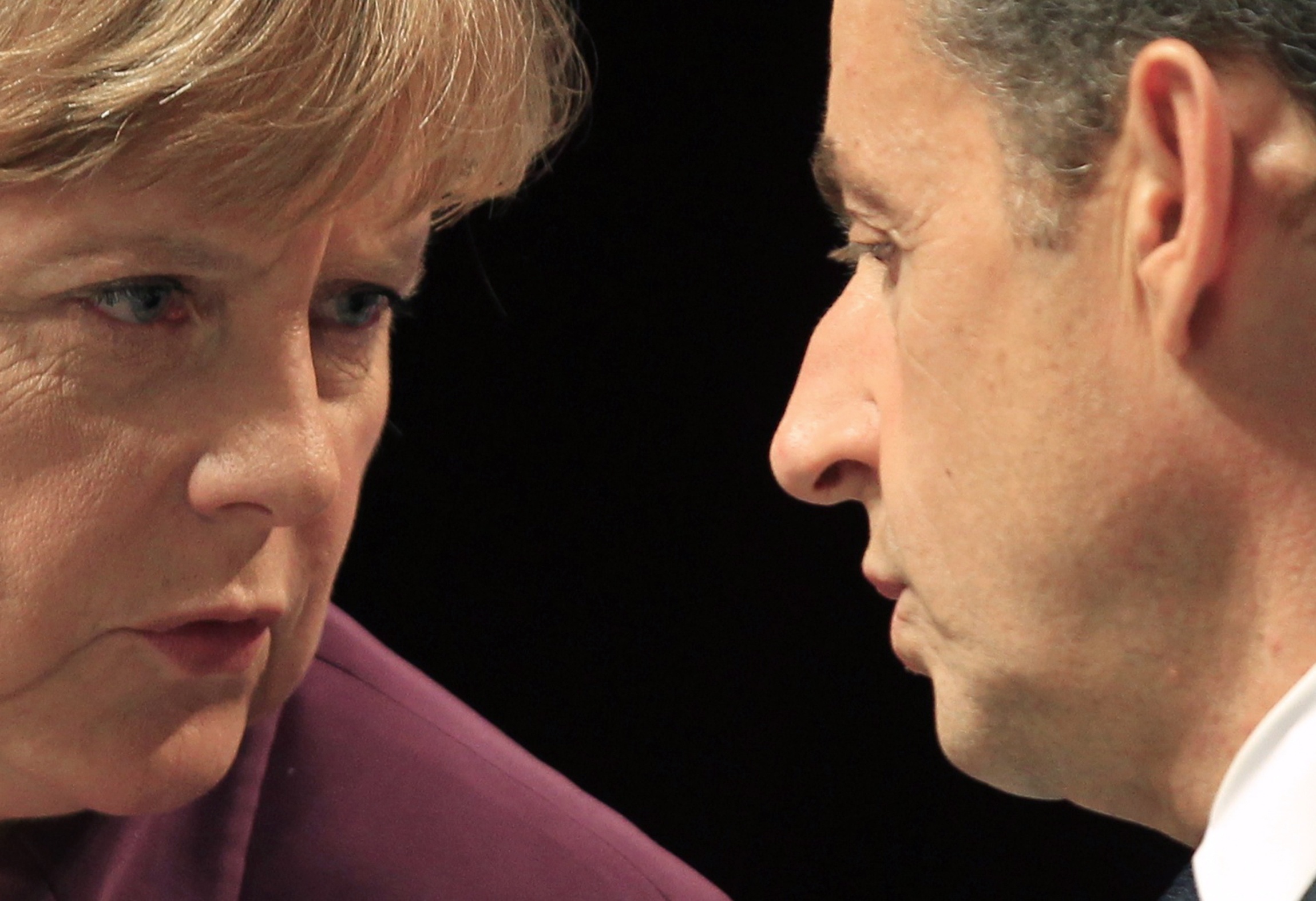 Κατεπείγουσες αλλαγές στις συνθήκες της ΕΕ προωθούν Μέρκελ-Σαρκοζί