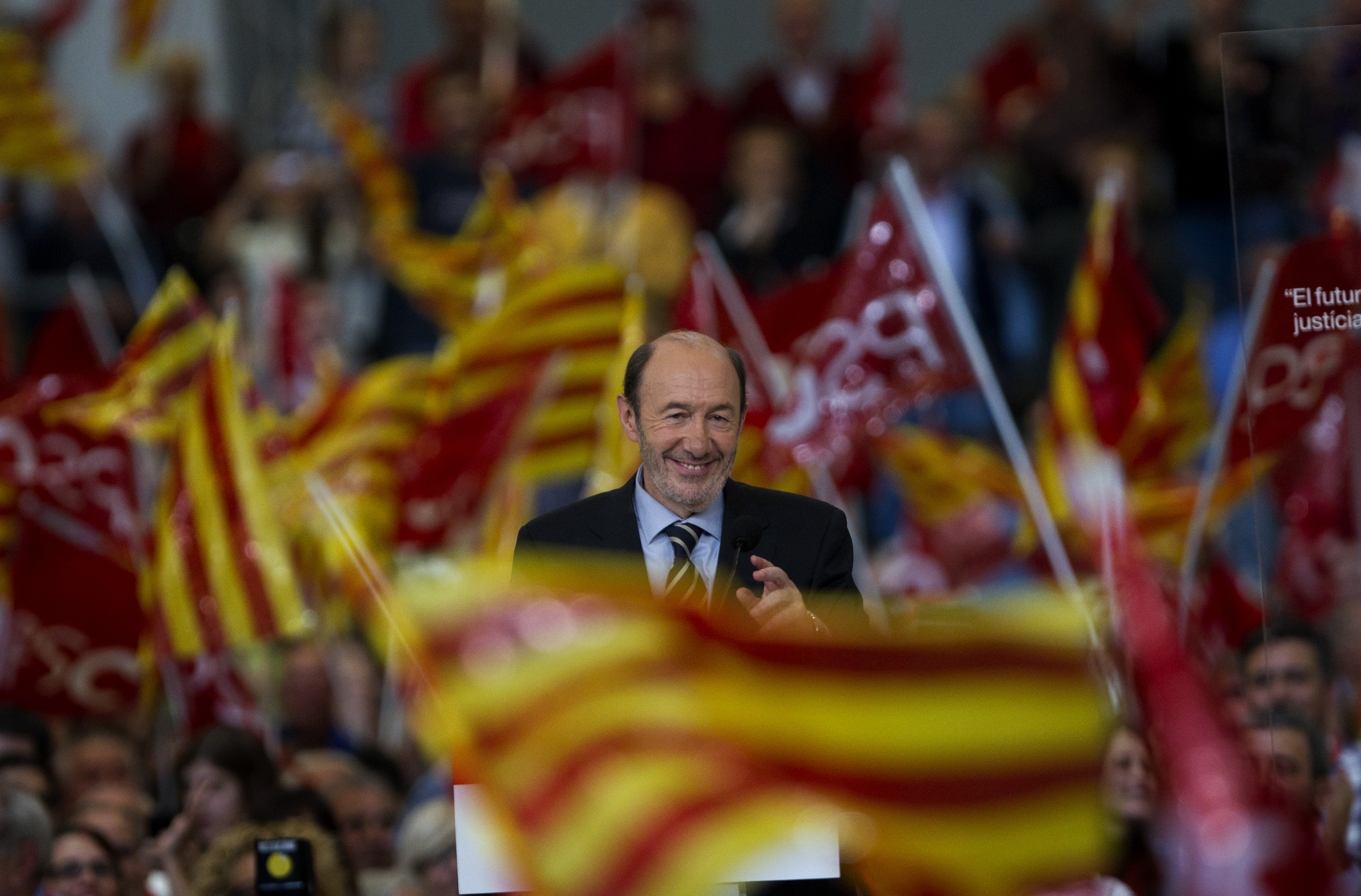 Με ανησυχεί η απόλυτη αυτοδυναμία της ισπανικής Δεξιάς, λέει ο Ρουμπαλκάμπα