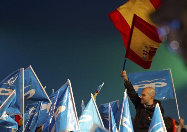 Θρίαμβος με απόλυτη πλειοψηφία για τον Μαριάνο Ραχόι στην Ισπανία