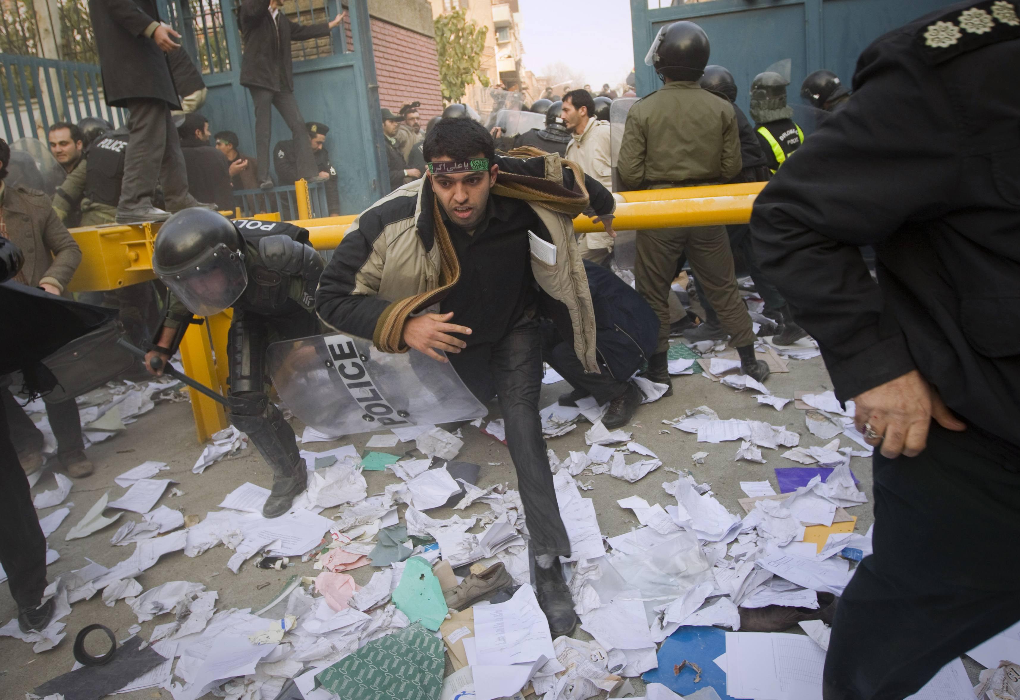 Ιρανοί φοιτητές εισέβαλαν στην πρεσβεία της Βρετανίας στην Τεχεράνη