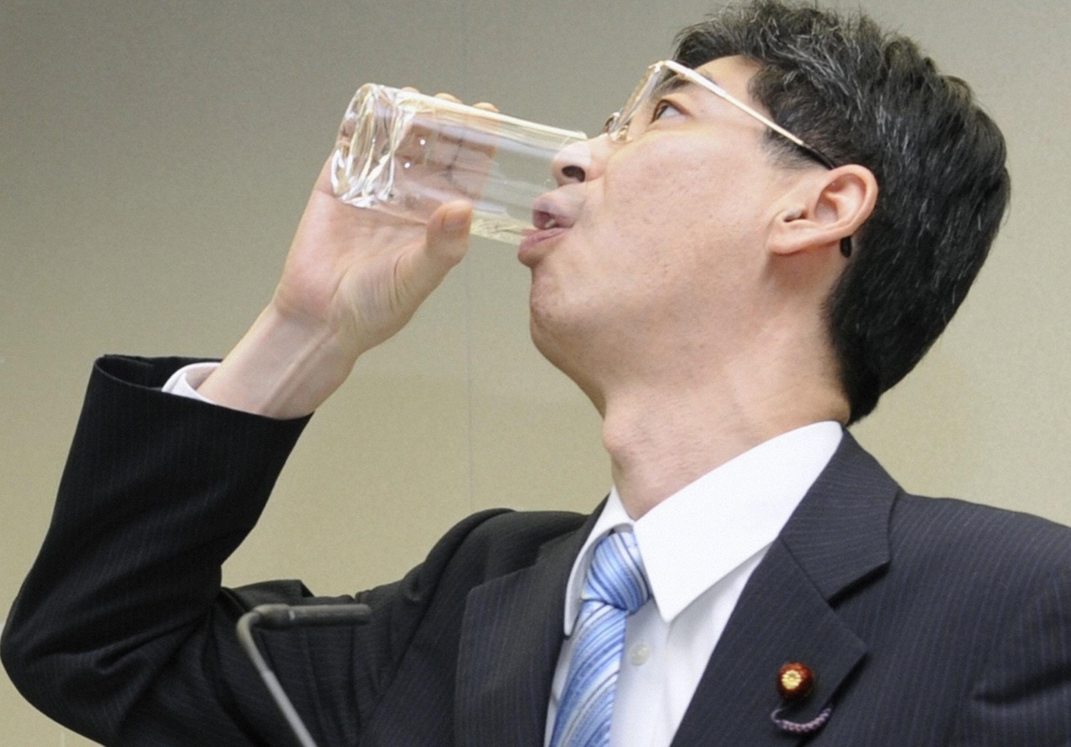 Ιάπωνας αξιωματούχος αποδέχεται την πρόκληση και πίνει νερό της Φουκουσίμα