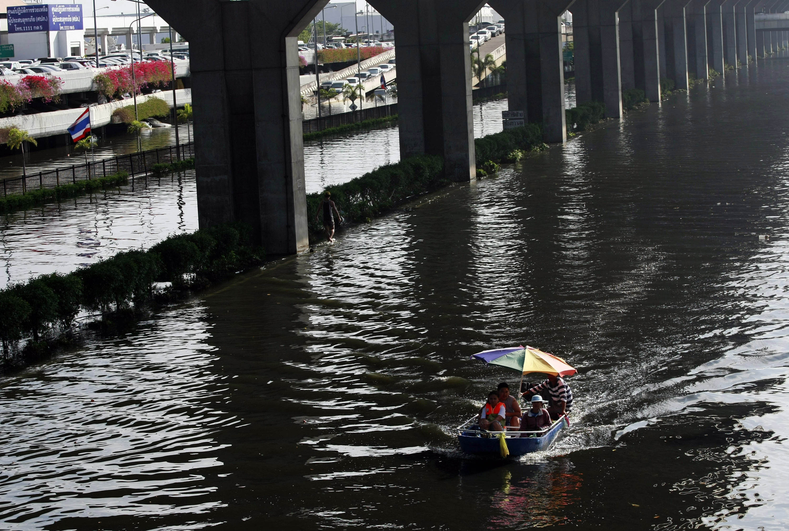 Φράγμα έξι χιλιομέτρων στήθηκε στην Μπανγκόκ για να σωθεί η πρωτεύουσα από τις πλημμύρες