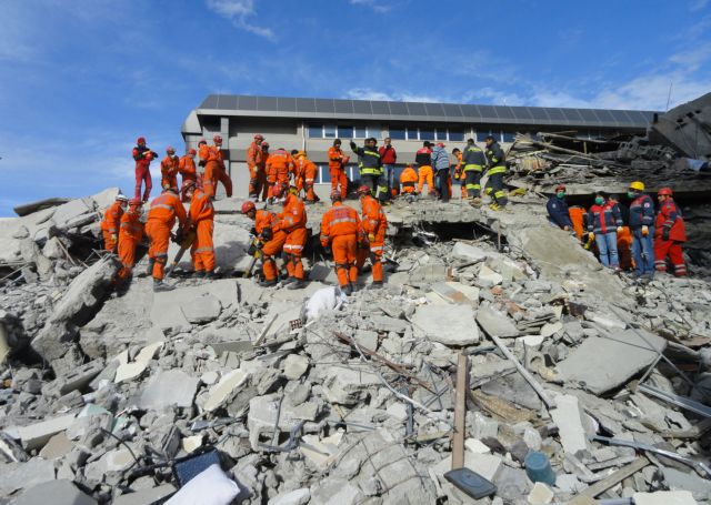 Μετασεισμοί και… δακρυγόνα στο Βαν της ανατολικής Τουρκίας