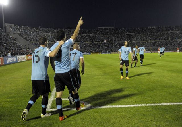 Σούπερ Σουάρες με 4 γκολ οδηγεί την Ουρουγουάη στο Μουντιάλ 2014