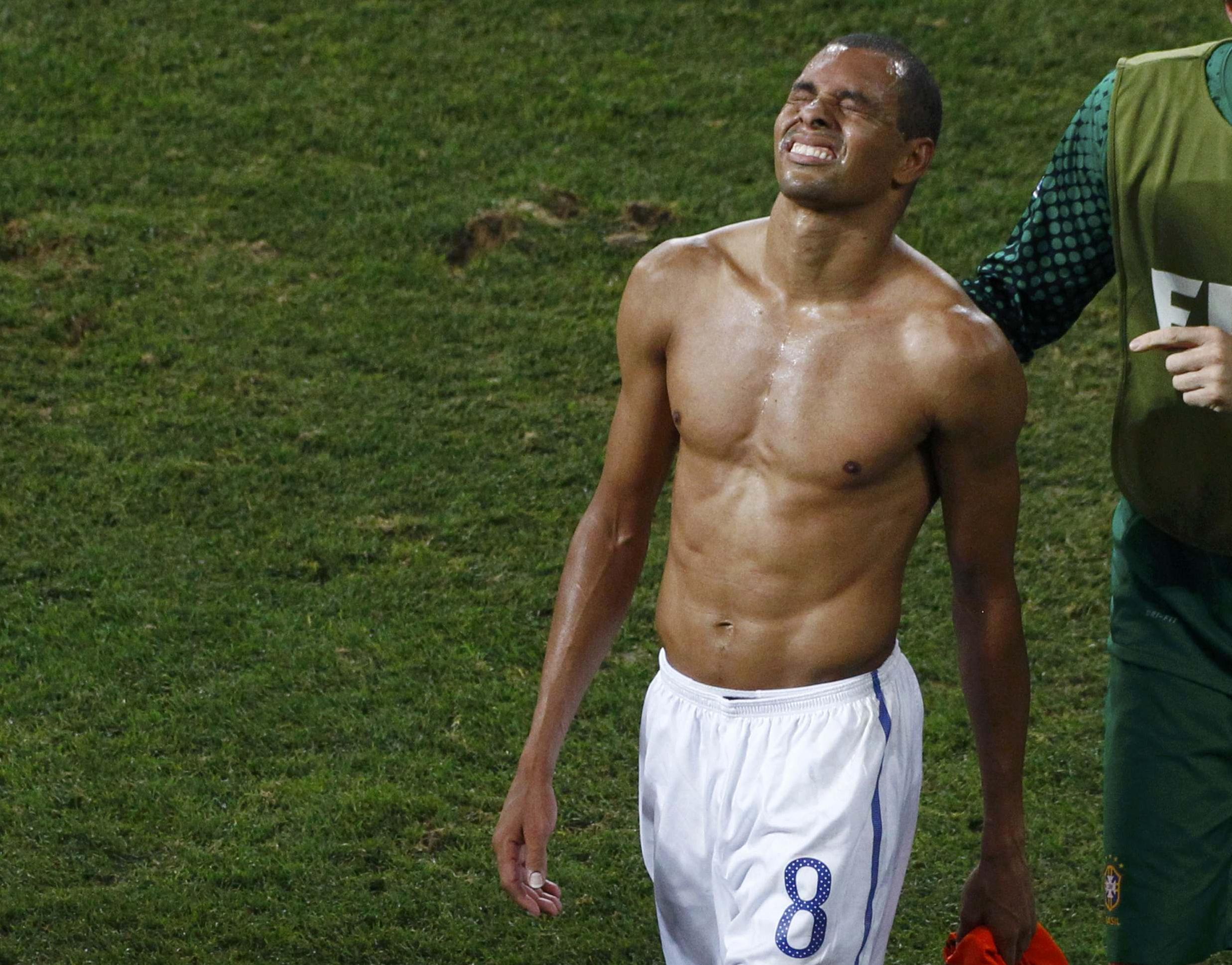 Δείτε τον Ζιλμπέρτο να πέφτει θύμα… ποδιάς και να παραπατάει