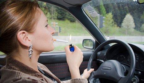 Απαγόρευση του καπνίσματος μέσα στο αυτοκίνητο, ζητά η Βρετανική Ιατρική Εταιρεία