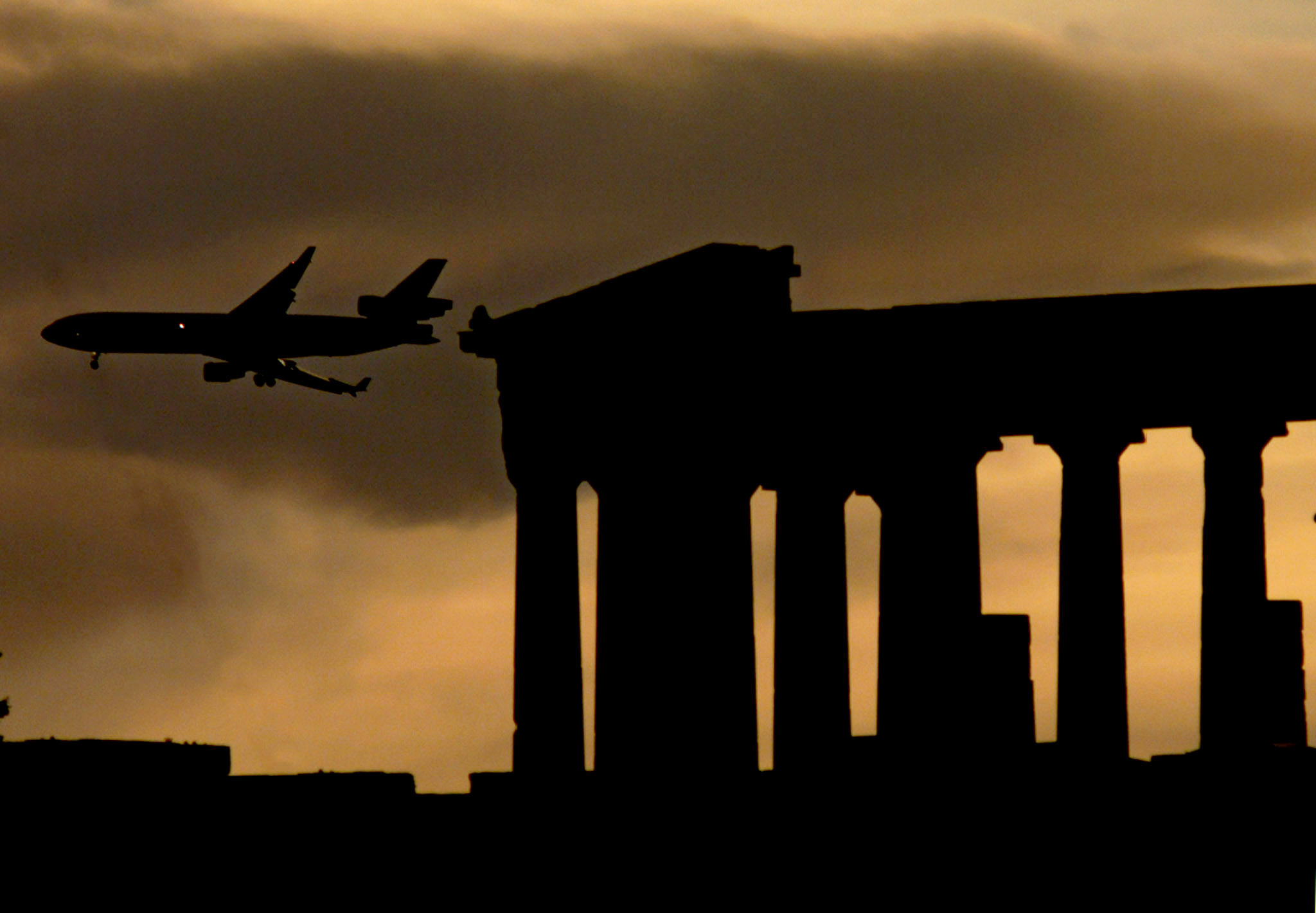 «Eίναι η Ελλάδα ευρωπαϊκή χώρα;» αναρωτιέται ο γαλλικός Monde