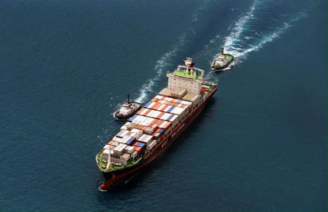 Έως έξι ένοπλοι σε ελληνικά εμπορικά πλοία για την πάταξη της πειρατείας