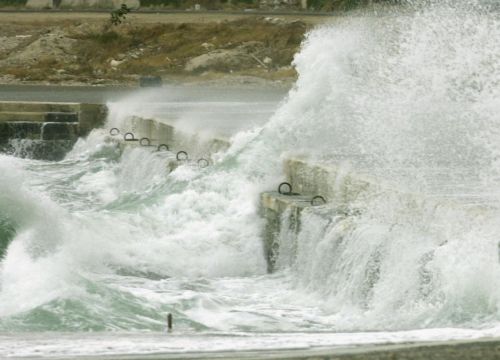 Βροχές και θυελλώδεις άνεμοι στο μεγαλύτερο μέρος της χώρας, δεμένα τα πλοία