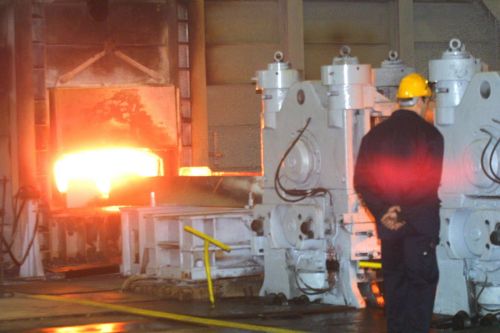 Απολύσεις στην Ελληνική Χαλυβουργία, τριμερής συνάντηση υπό το υπουργείο Εργασίας