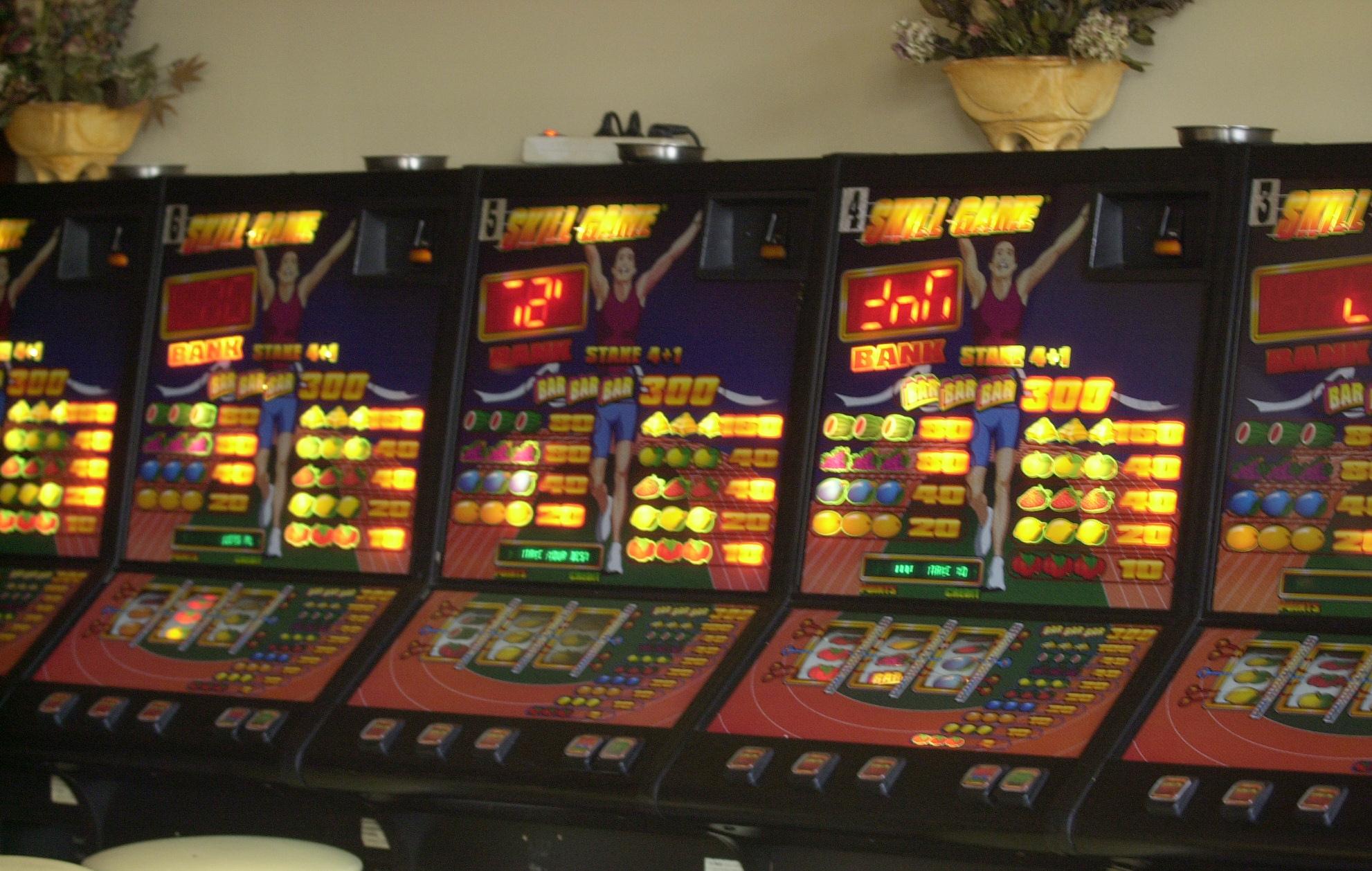 Είκοσι πέντε συλλήψεις έπειτα από επιχείρηση σε καταστήματα με τυχερά παιχνίδια