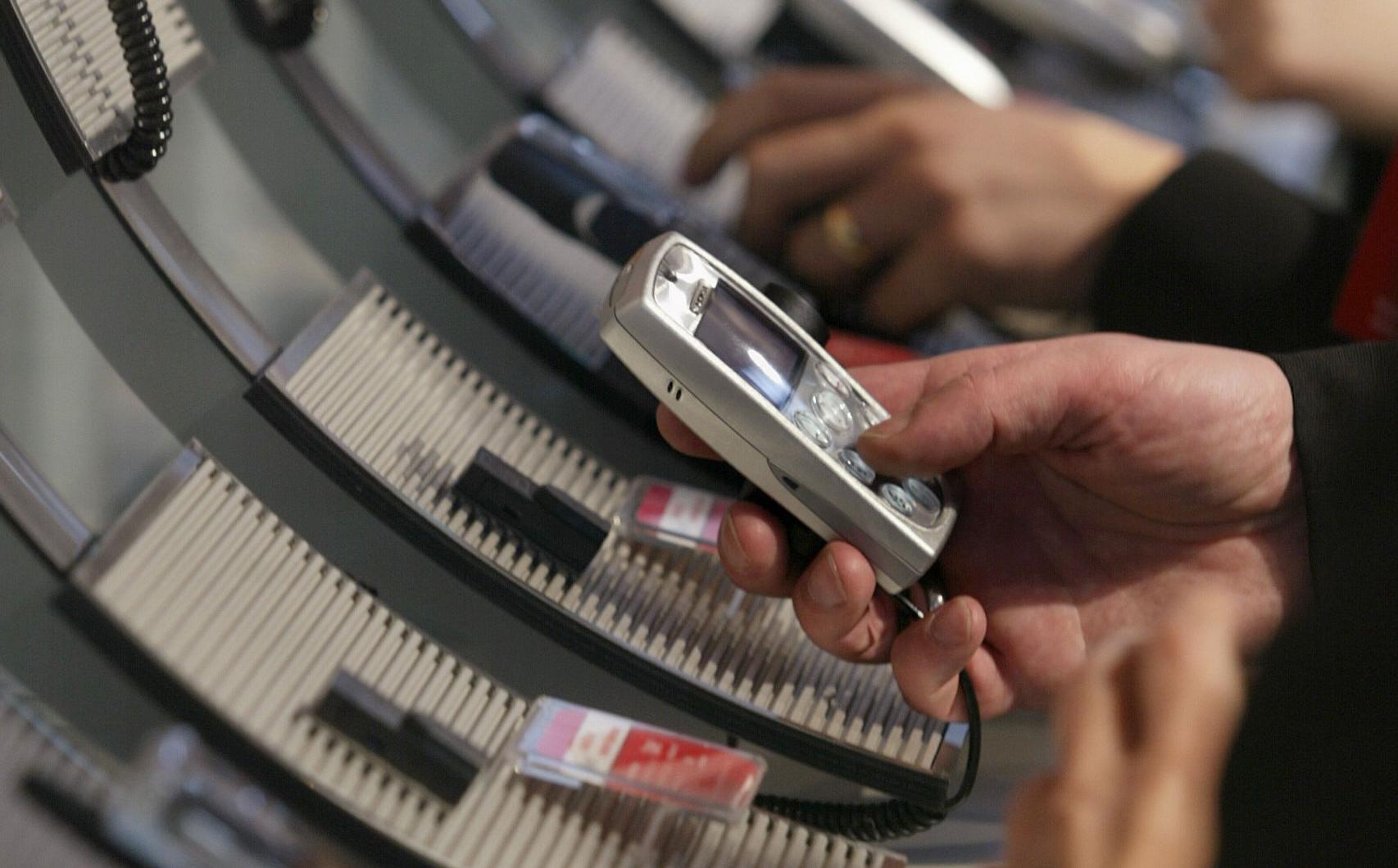 Αρχίζει στις 14 Νοεμβρίου η δημοπρασία για τις άδειες κινητής τηλεφωνίας