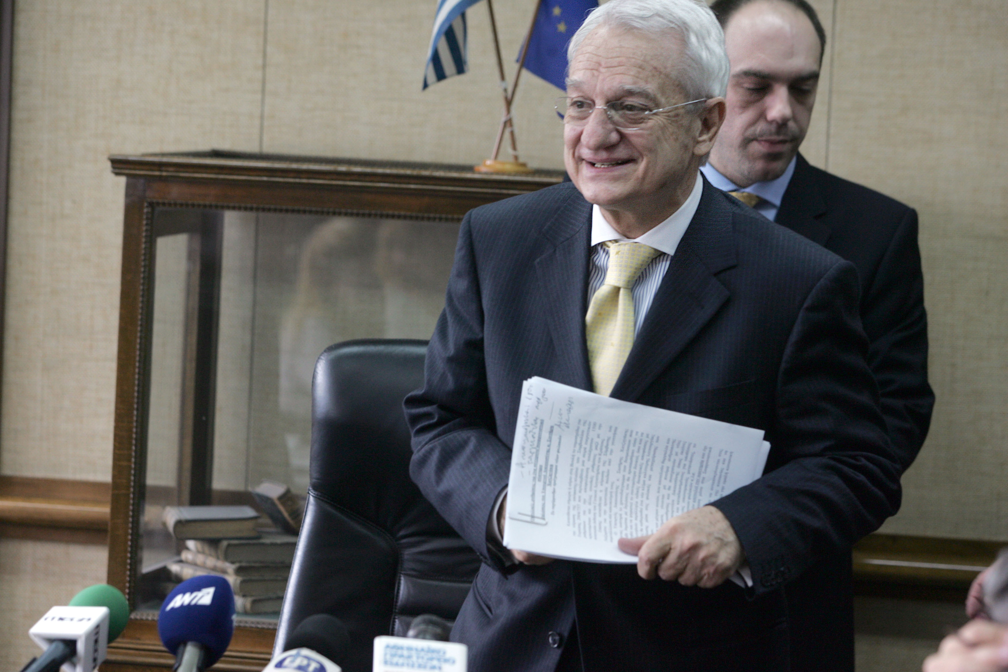 Πρωτοβουλία από τον Σαμαρά για κυβέρνηση εθνικής ενότητας ζητά ο βουλευτής Σ.Χατζηγάκης