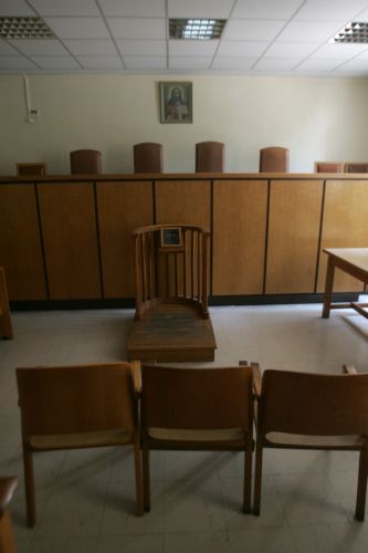 Οι δικαστές ανέστειλαν τις διακοπές των συνεδριάσεων, λόγω των πολιτικών εξελίξεων