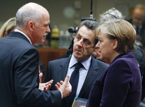 Είχε προϊδεάσει Μέρκελ και Σαρκοζί για το δημοψήφισμα ο πρωθυπουργός, υποστηρίζει η Αθήνα