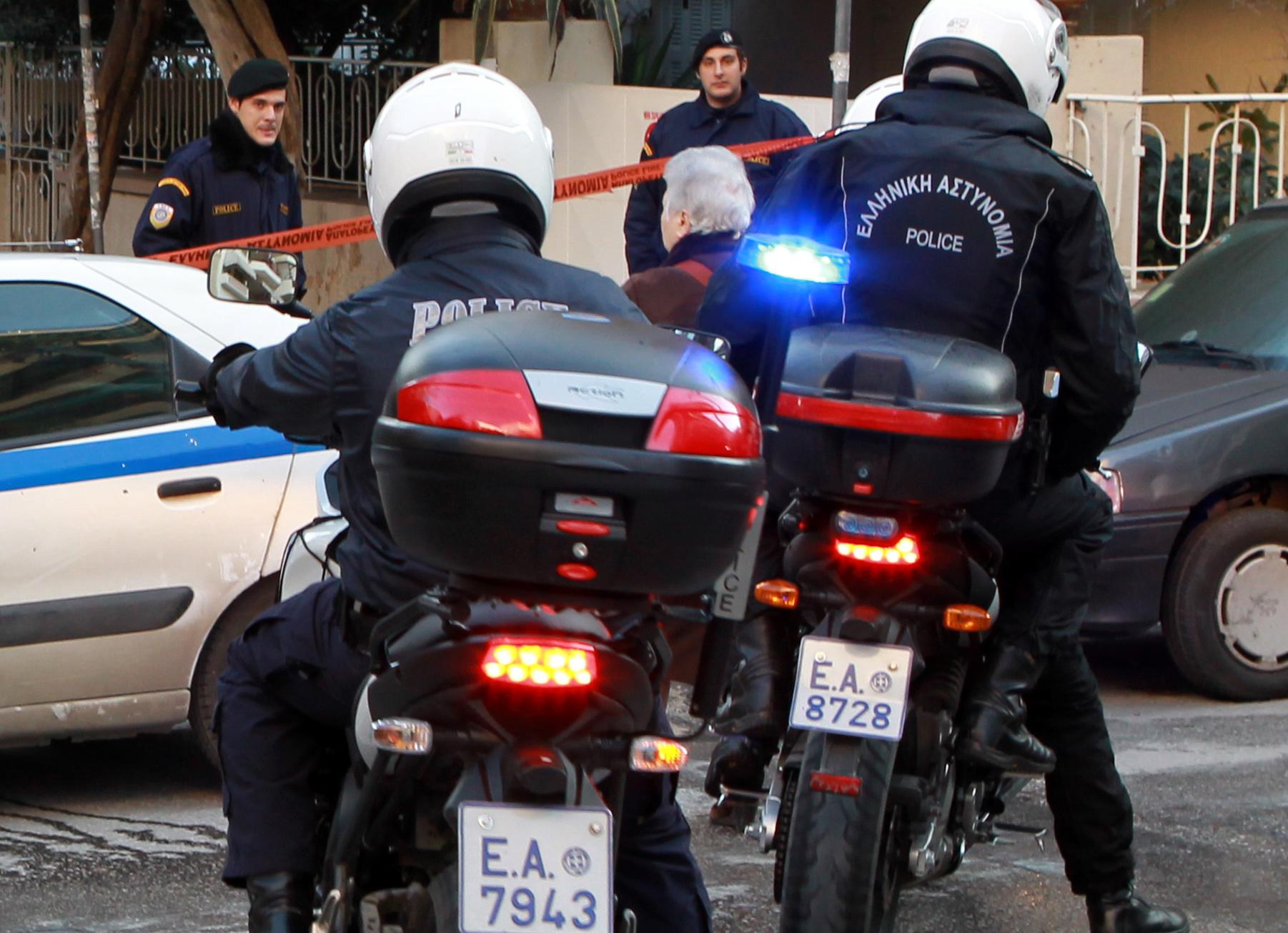 Επίθεση με πέτρες και ξύλα κατά αστυνομικών στα Εξάρχεια