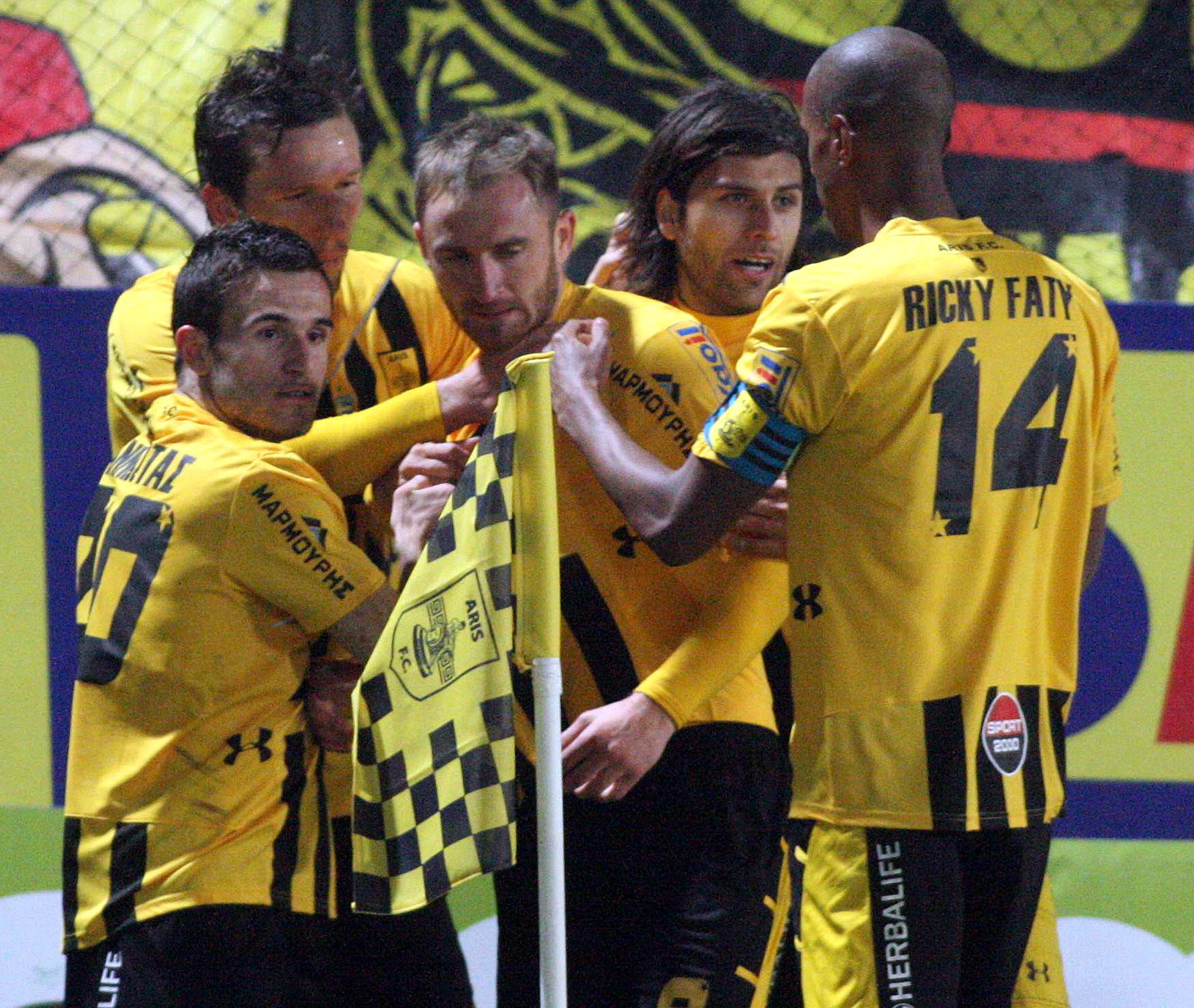 Ο Άρης χόρεψε τον Λέτο και την «παρέα» του  στο «ταψί»