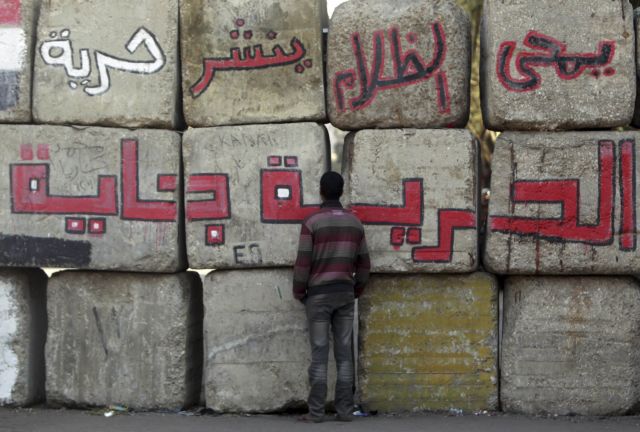 Νέα κυβέρνηση στην Αίγυπτο με ενισχυμένες εξουσίες αλλά πάντα στη σκιά του στρατού