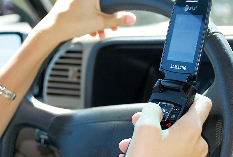 Τον «εξορισμό» των ηλεκτρονικών συσκευών από το αυτοκίνητο μελετά ο NHTSA