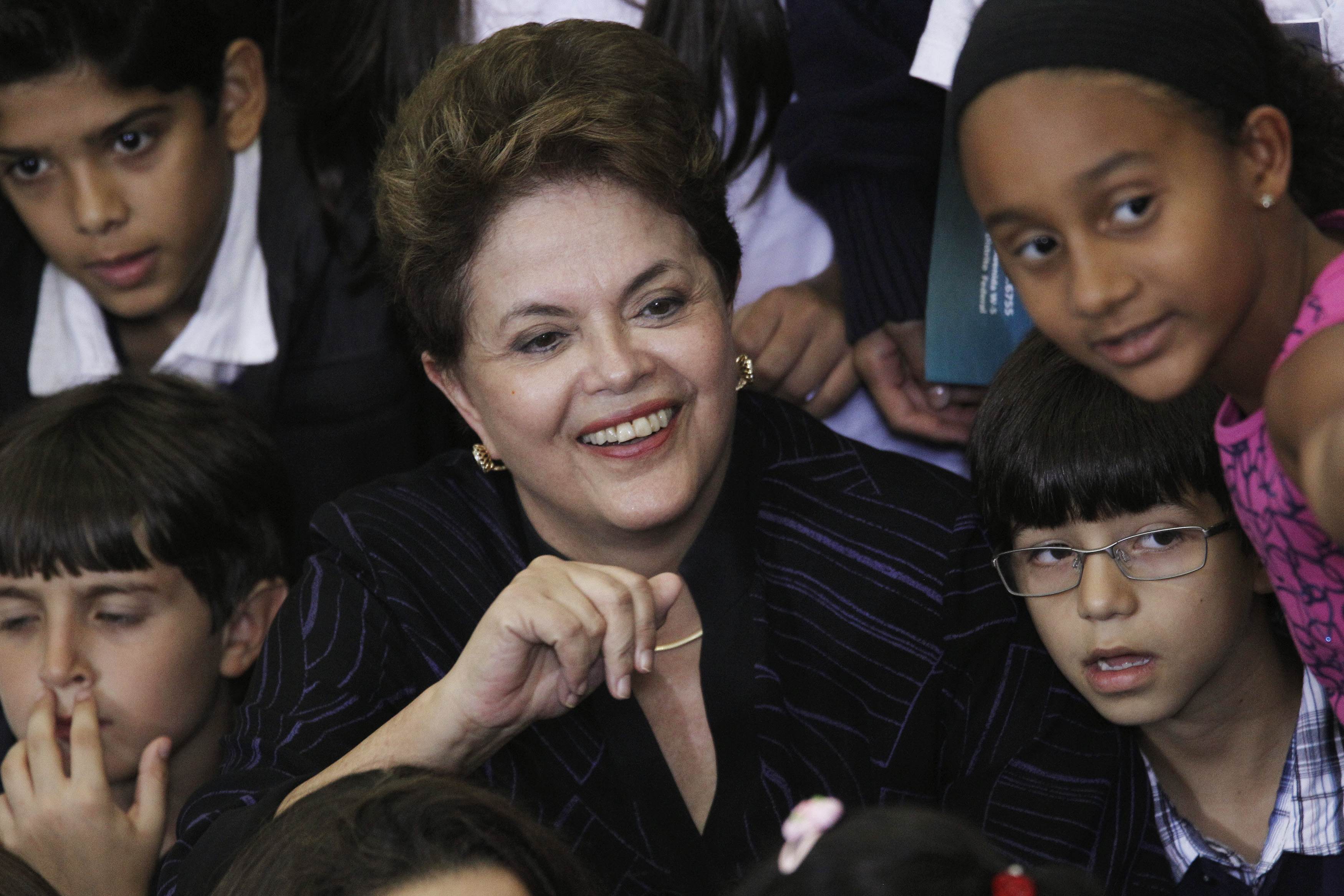 Κάθε ρεκόρ δημοφιλίας σπάει η πρόεδρος της Βραζιλίας Ντίλμα Ρουσέφ