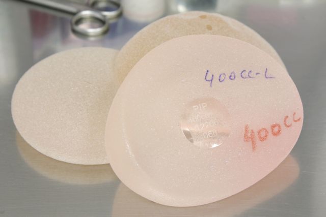 Είκοσι κρούσματα καρκίνου έχουν αναφερθεί σε γυναίκες με εμφυτεύματα στη Γαλλία