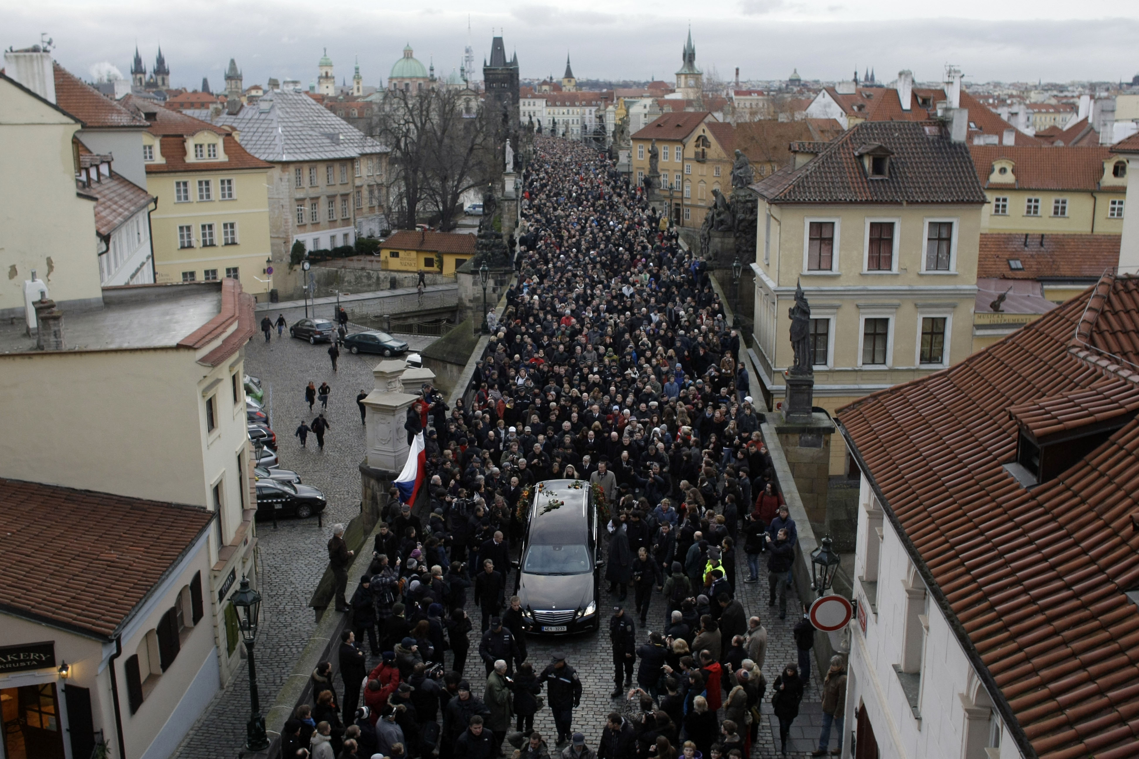 Χιλιάδες Τσέχοι στους δρόμους της Πράγας για να αποχαιρετήσουν τον Βάτσλαβ Χάβελ