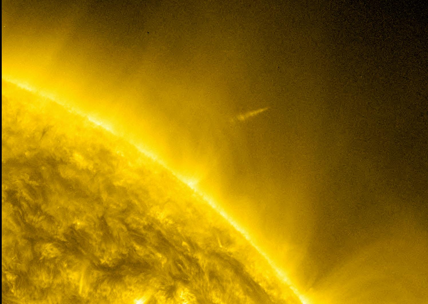 Κομήτης επιζεί από επικίνδυνη βουτιά στον Ήλιο