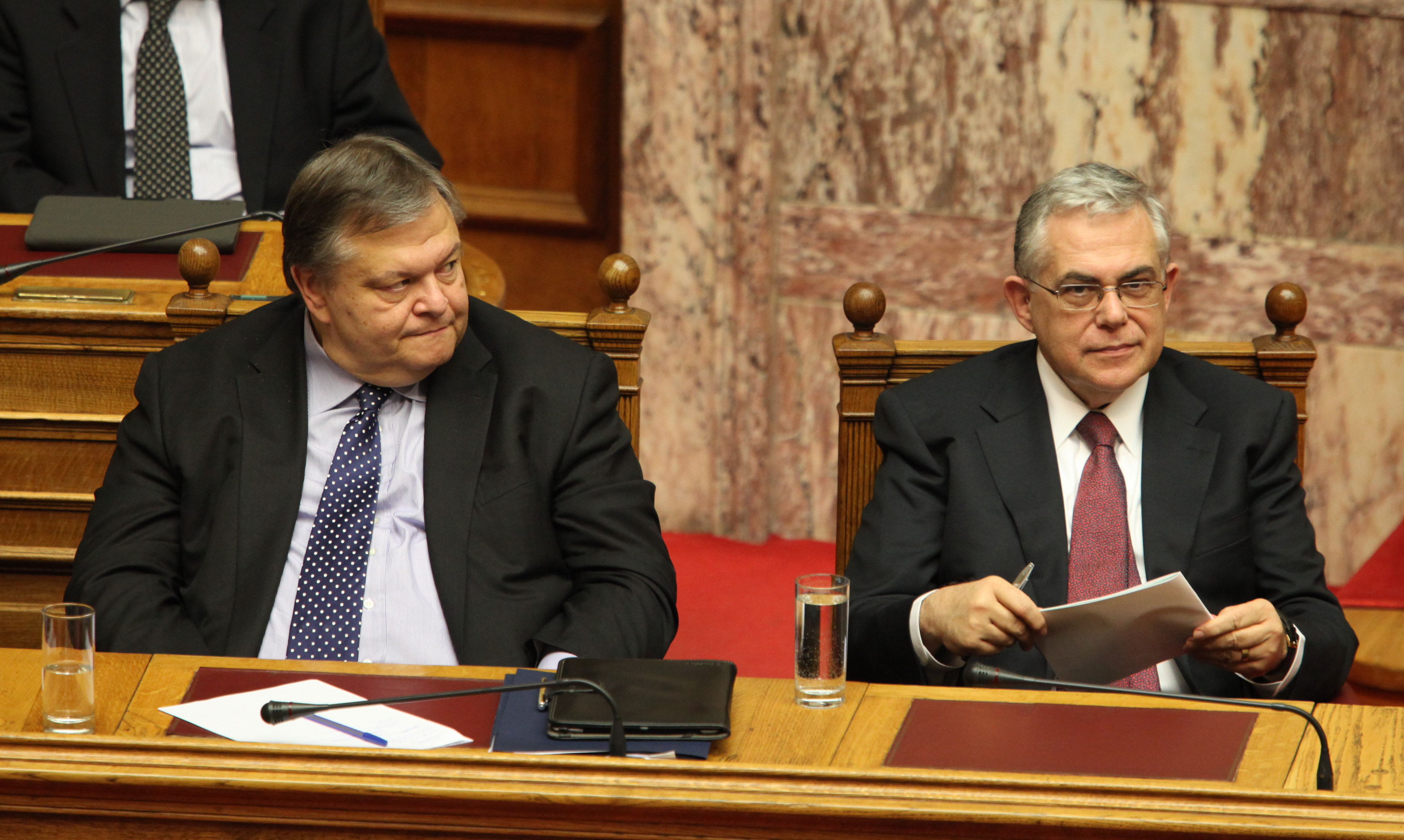 Παράταση μέχρι τον Απρίλιο φαίνεται να παίρνει η κυβέρνηση του Λ.Παπαδήμου