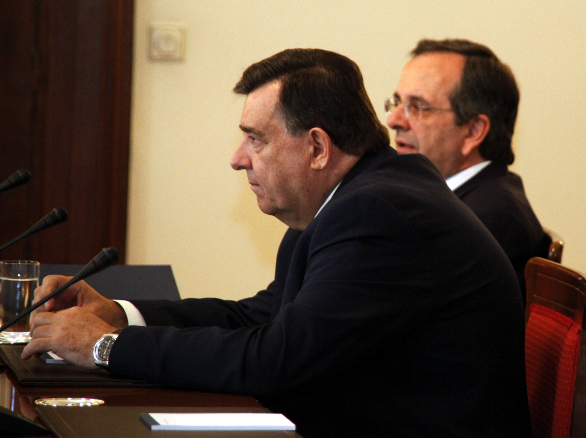 Ας αφήσουν τον Παπαδήμο να κάνει τη δουλειά του, είπε ο Γ.Καρατζαφέρης