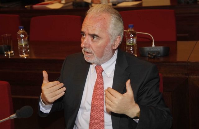 Μείωση μισθών στον ιδιωτικό τομέα ζητεί η τρόικα, στο επίκεντρο 13ος-14ος μισθός