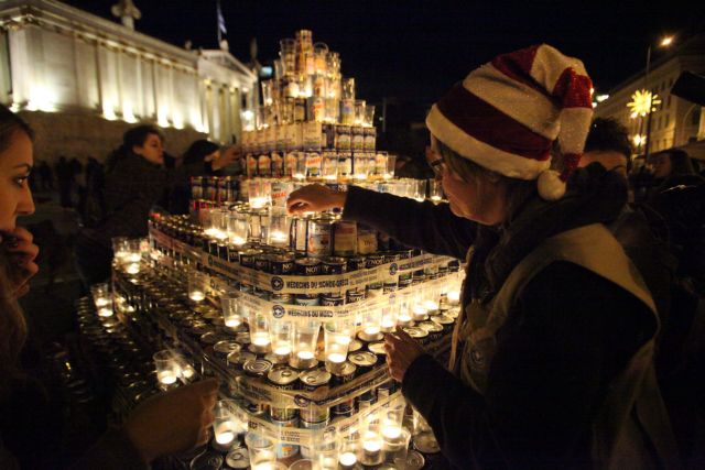 Ένα δέντρο από κουτιά γάλα για τα παιδιά έφτιαξε ο κόσμος στα Προπύλαια