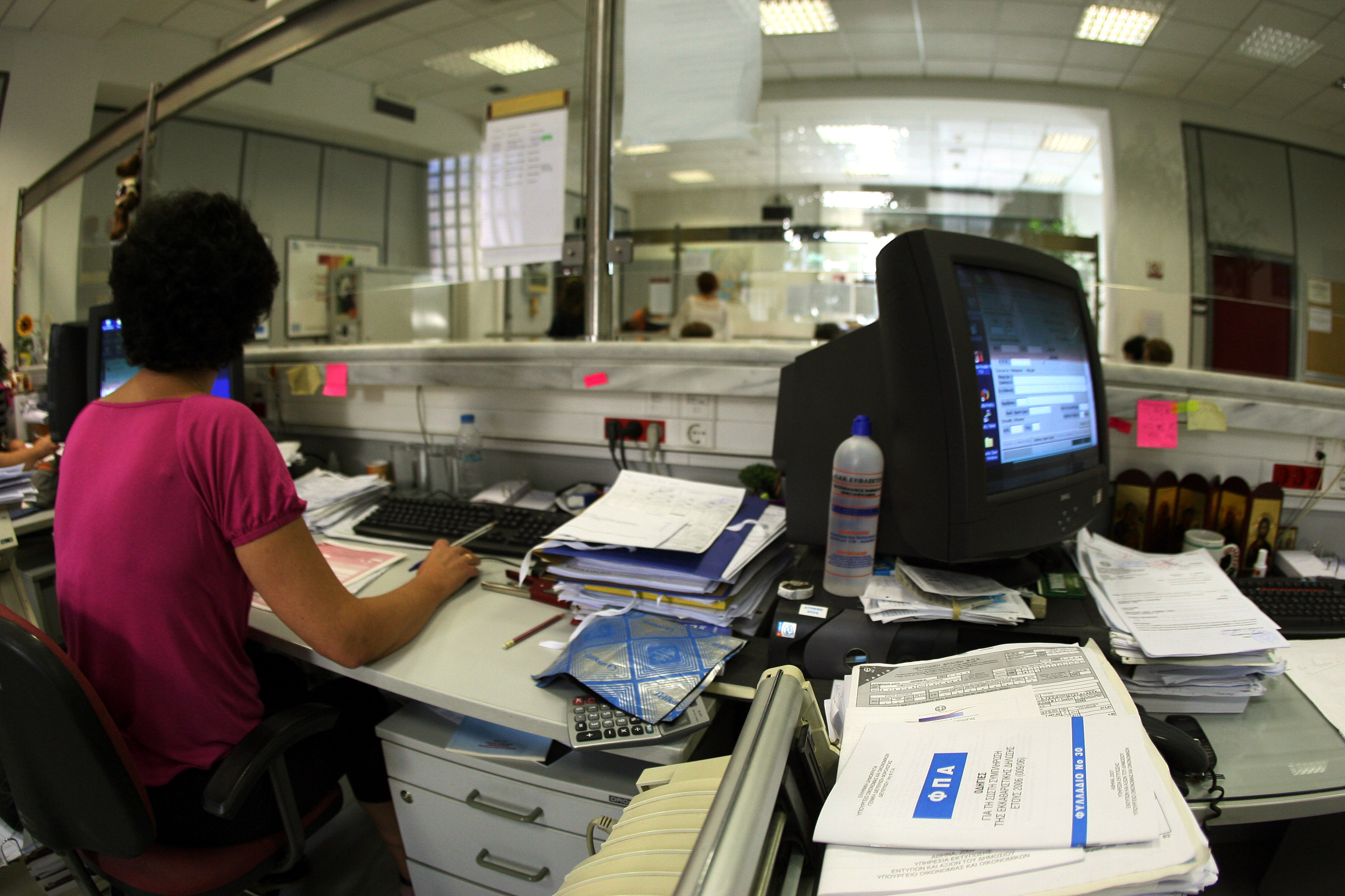 Σχέδιο για προκαταβολή του 50% του εφάπαξ στους δημοσίους υπαλλήλους