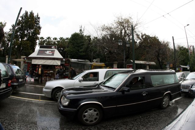 Διαμαρτυρία ιδιοκτητών γραφείων τελετών με νεκροφόρες σε Αθήνα και Θεσσαλονίκη