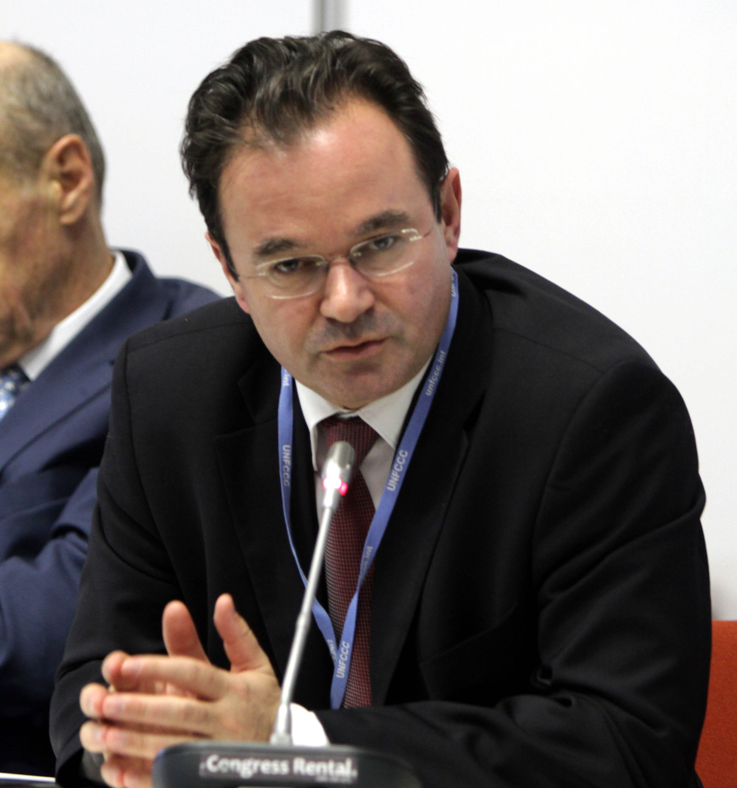 ΥΠΕΚΑ: Παραμένει η δέσμευση της χώρας για αλλαγή του στόχου  μείωσης των ρύπων στο 30%