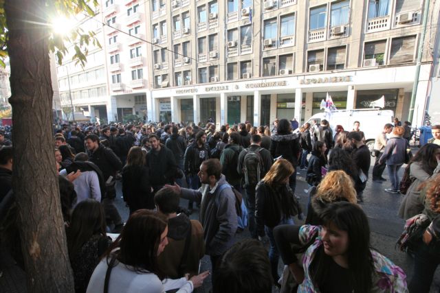 Πορεία εργαζομένων της Ελληνικής Χαλυβουργίας στο υπουργείο Εργασίας