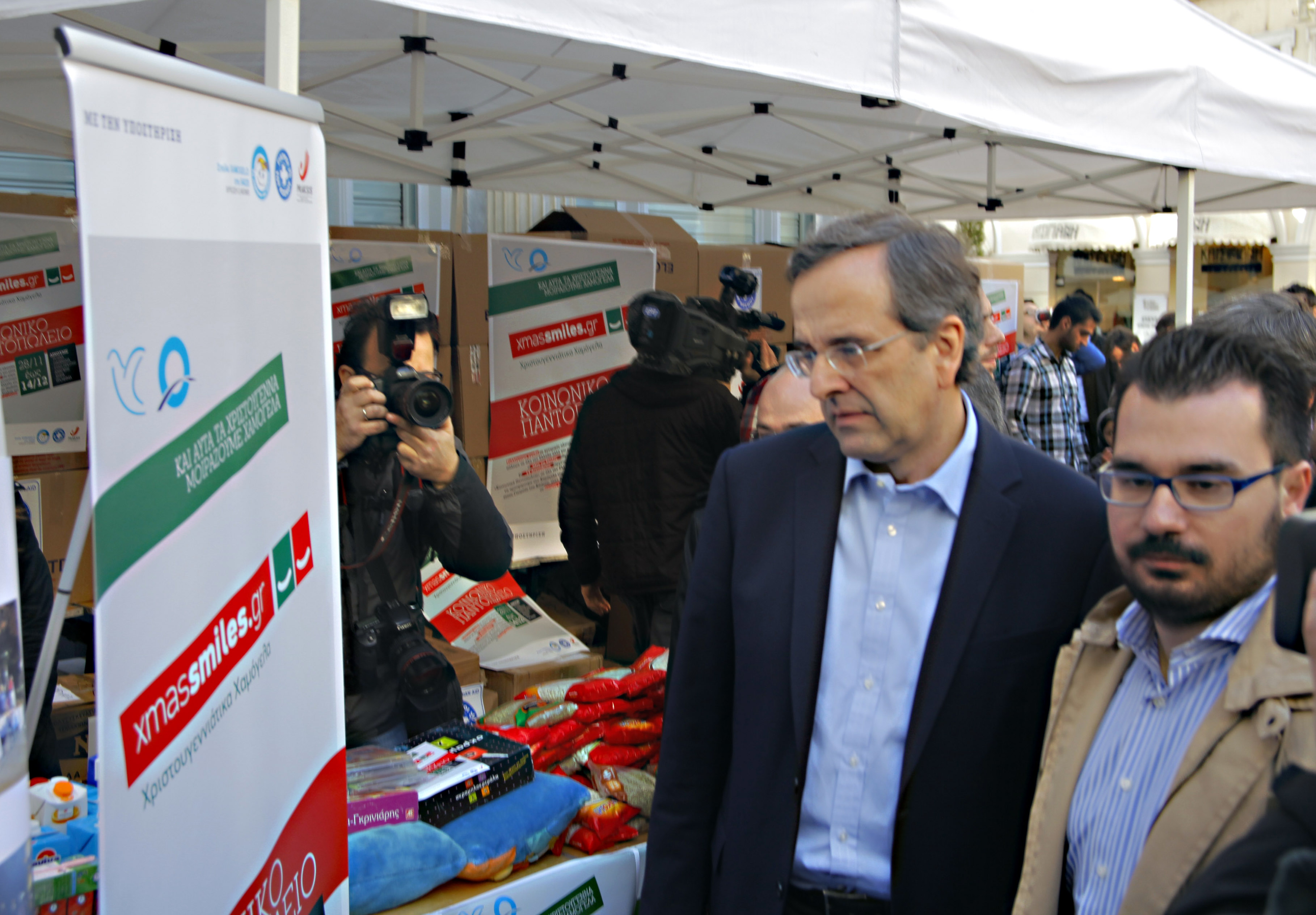 Το κοινωνικό παντοπωλείο της ΟΝΝΕΔ επισκέφθηκε ο Αντώνης Σαμαράς